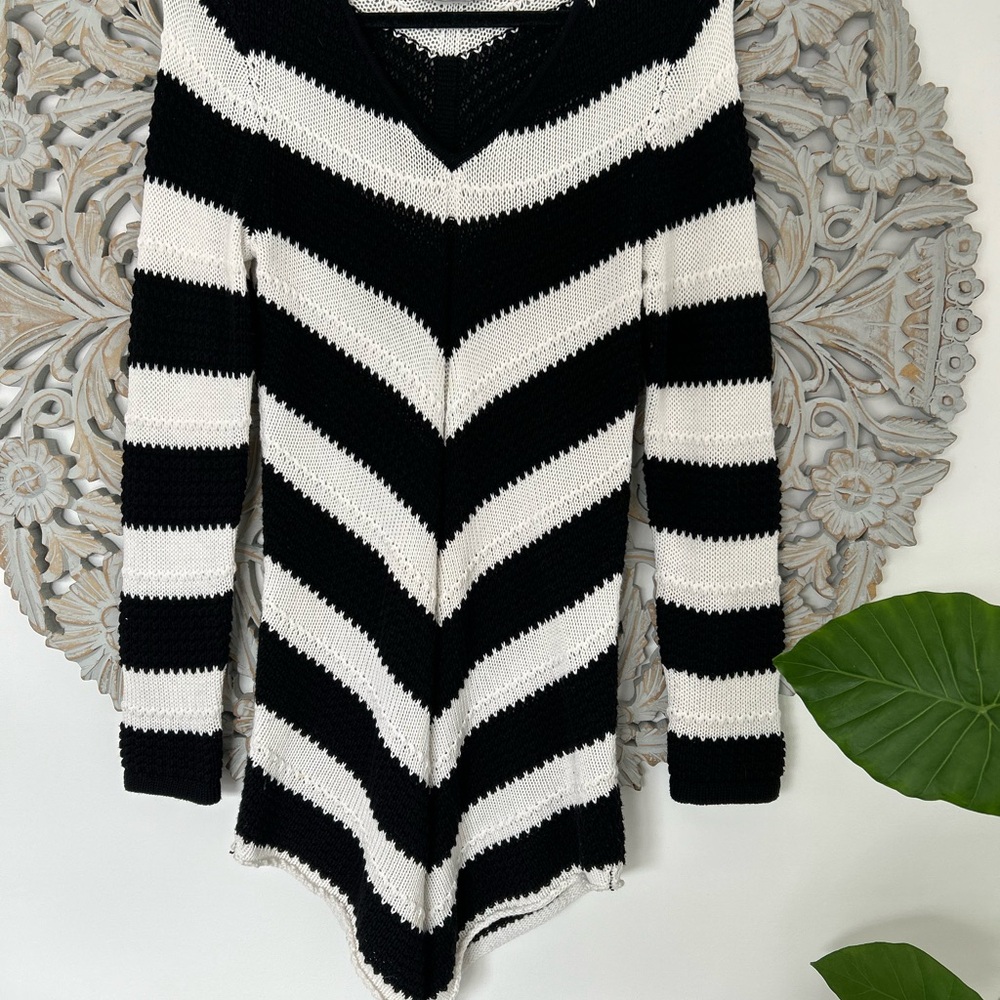 Bianca Nygar Black and White Striped Knitted Dress with V-Shaped Hem – Size S/M